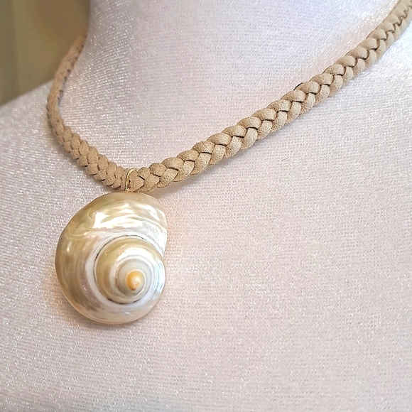 [Free People] Serefina Elegant Tan Shell Pendant Necklace - Picture 3 of 5